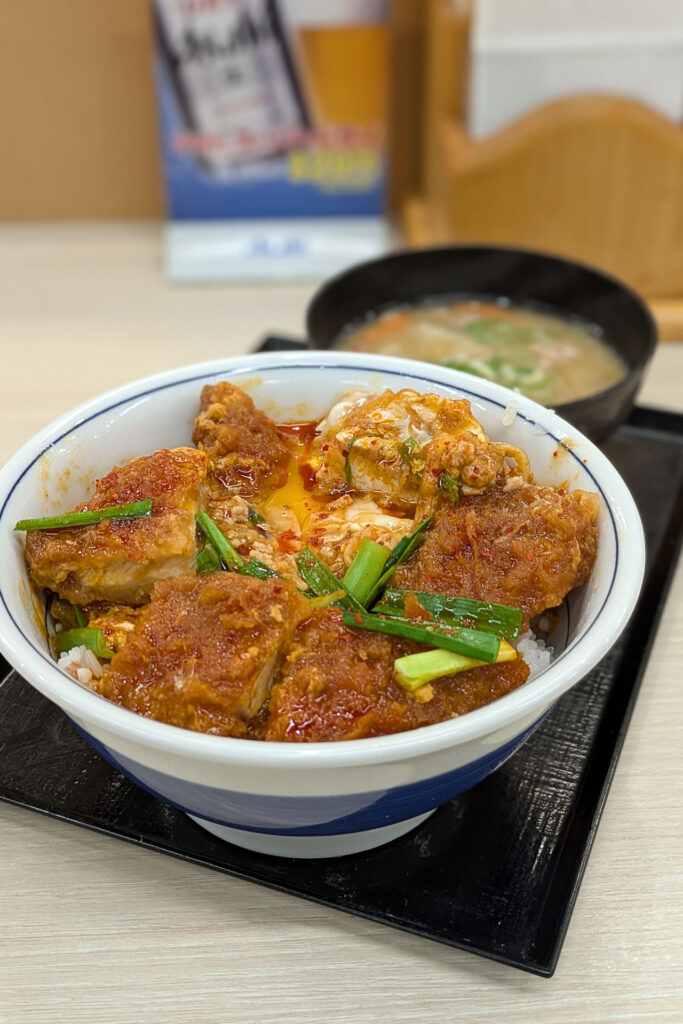 かつや足立一ツ家店【”どっち辛いく？”赤辛カツ丼】 | 江戸ベンチャー