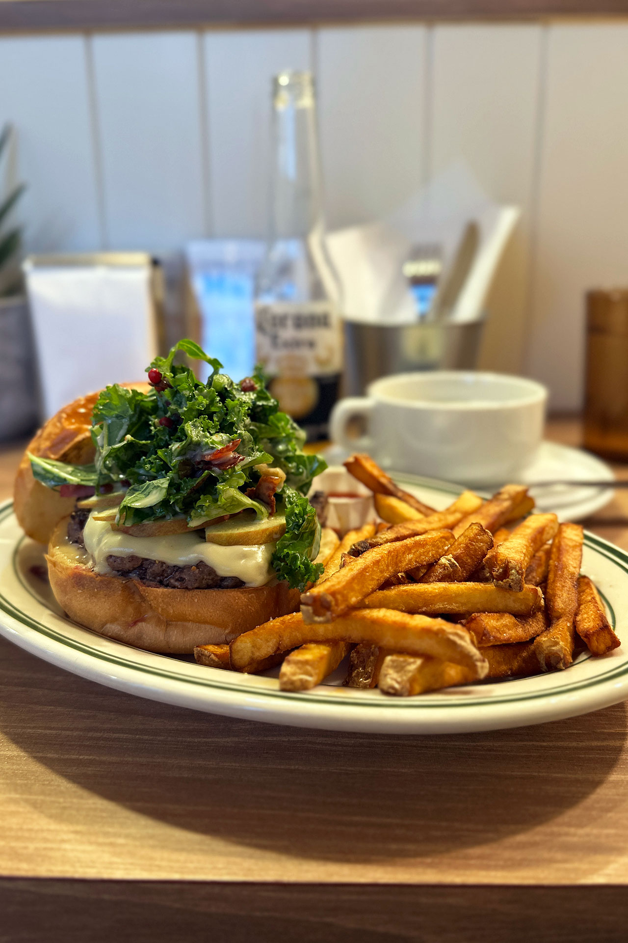 【篠崎 ハンバーガー】PLUMP DINER／プランプダイナー（アップルベーコンバーガー）