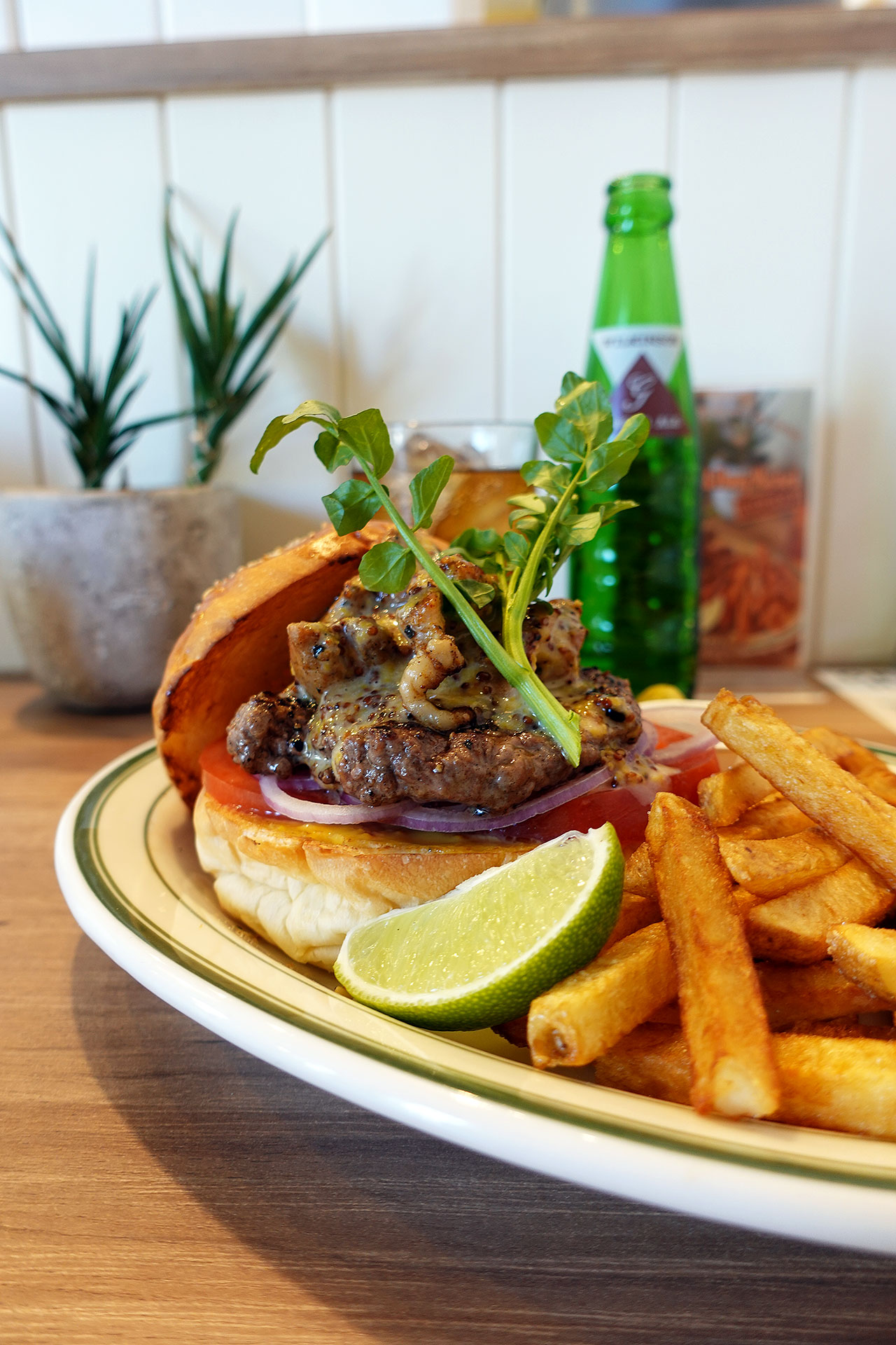 【篠崎 ハンバーガー】PLUMP DINER／プランプダイナー（グリルチキン&ハニーマスタードバーガー）